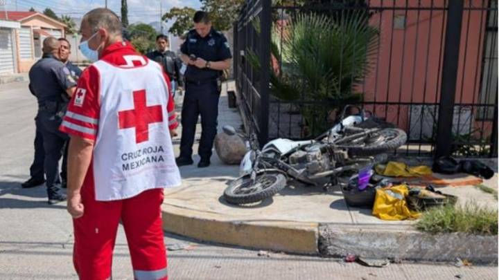 Motociclista se pasa el rojo y provoca choque en la Insurgentes