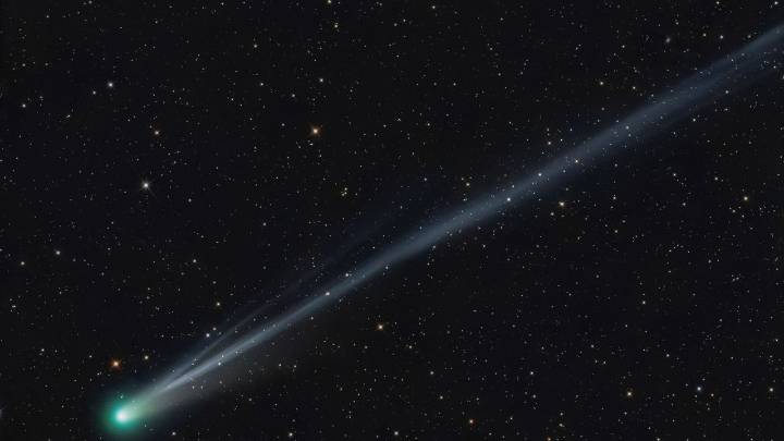 2 green comets shine bright. How to spot them in the night sky