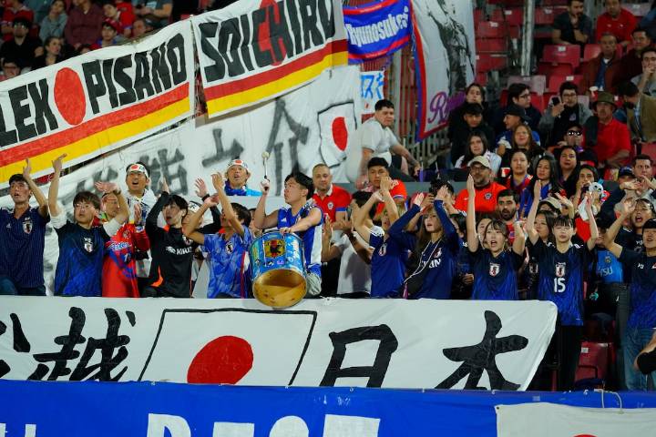 FOTOS. El viral gesto de los hinchas de Japón en el Estadio Nacional tras la victoria ante Chile por el Mundial Sub 20