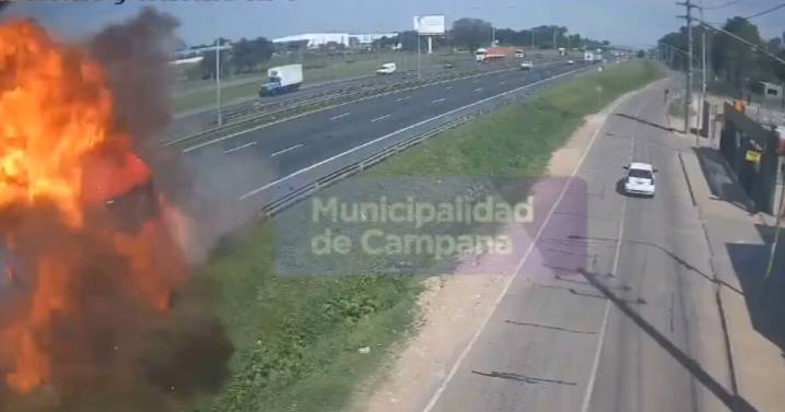¡Brutal choque en Ruta Panamericana! VIDEO: camiones incendiados, muertos y heridos