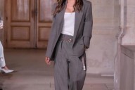 Victoria Beckham arropada por su familia (y por el sastre que llevan las elegantes) presenta en París una colección deliciosa entre tailoring y lencera