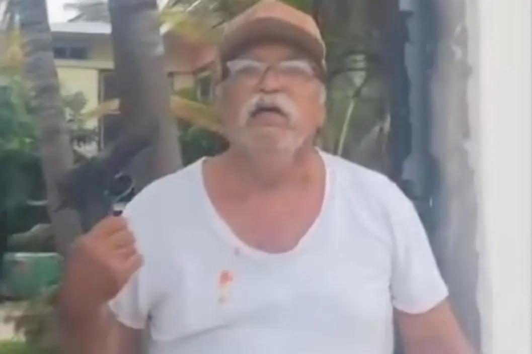 Supuesto Tío del comisario saca pistola y amenaza a policías en Bucerías