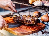 La fiesta del Asado de Tira, degustaciones de alfajores o la Gran Lechonada en una antigua estación de tren: fiestas populares y escapadas de fin de semana