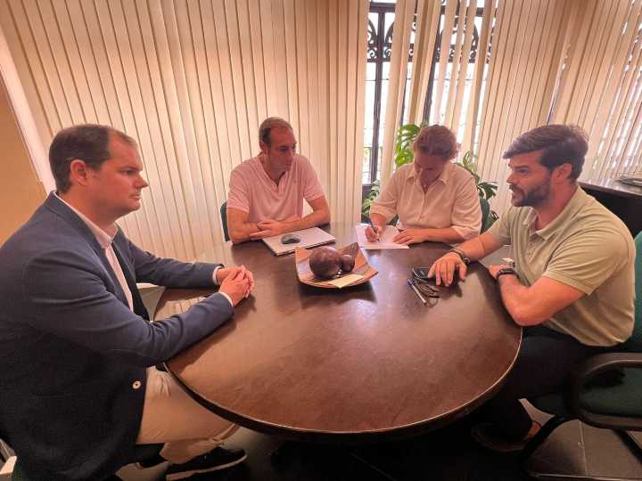 El Prelsi de Interfresa inicia una ronda de reuniones con los ayuntamientos de los municipios productores de frutos rojos de Huelva