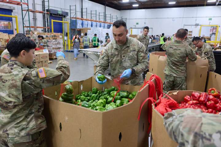 Jueces de EEUU ordenan usar fondos de contingencia para mantener programa de alimentos