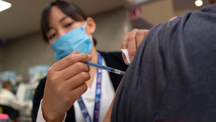 Aplican vacunas contra influenza y COVID-19 a personal de salud