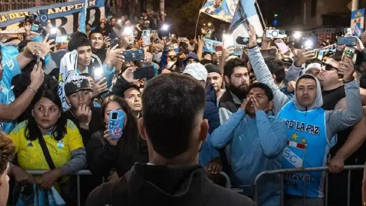 "Todos juntos": hinchas de Sporting Cristal realizaron caluroso banderazo previo a partido ante Universitario