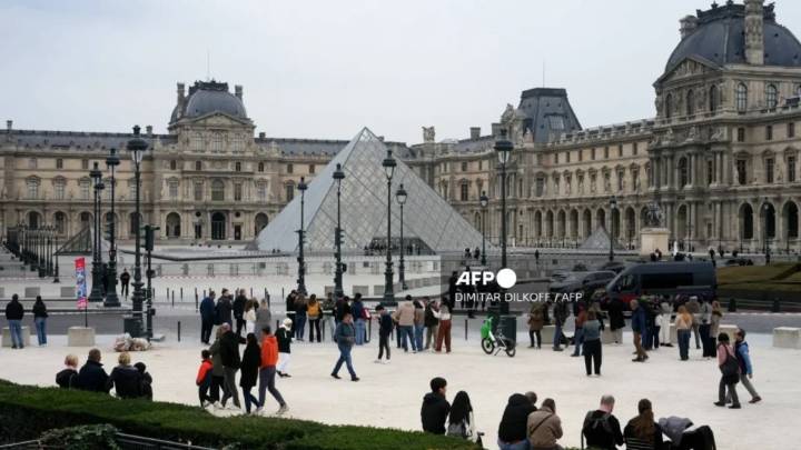 Ocho joyas históricas son robadas del Museo del Louvre en París