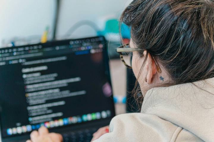 Pensábamos que el trabajo generado por la IA estaba disparando la productividad: en realidad, el "workslop" la está hundiendo