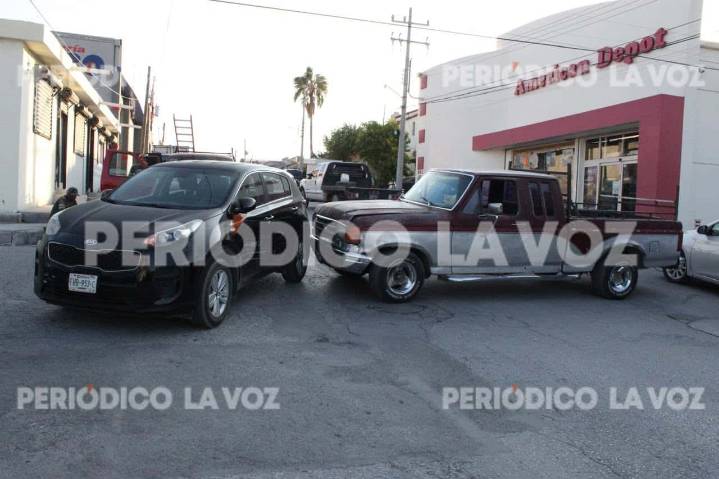 Choque entre camionetas en colonia Carranza de Monclova