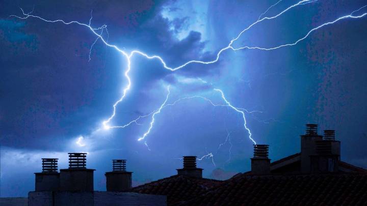 Meteorología actualiza aviso por "probables tormentas eléctricas" para zonas de dos regiones del país