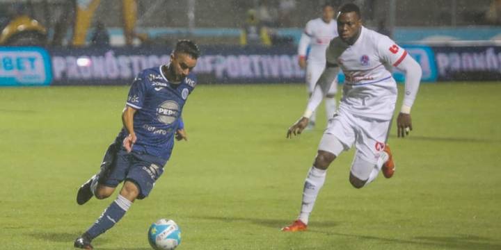 Olimpia y Motagua empatan 2-2 bajo la lluvia en el clásico capitalino