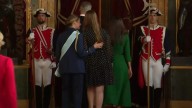 El simpático error de protocolo de Sofía en el besamanos: Leonor la corrige entre risas