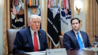 Trump dice que "le encantaría" optar a un tercer mandato pero respalda fórmula Vance