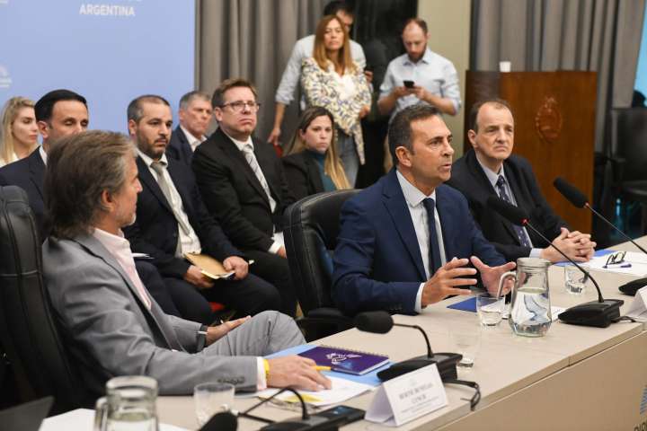 El secretario de Trabajo justificó las paritarias pisadas y defendió un modelo de "salarios dinámicos"