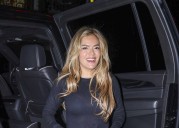 Karol G deslumbró con un elegante look en el Vogue World 2025