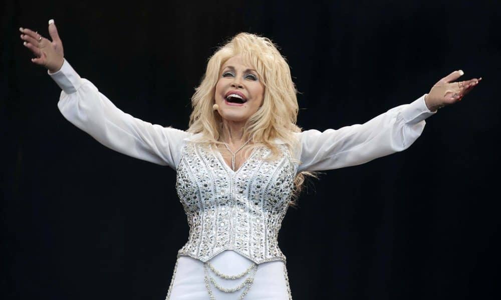 Dolly Parton publica un vídeo para tranquilizar sobre su salud: ¡Aún no estoy muerta!