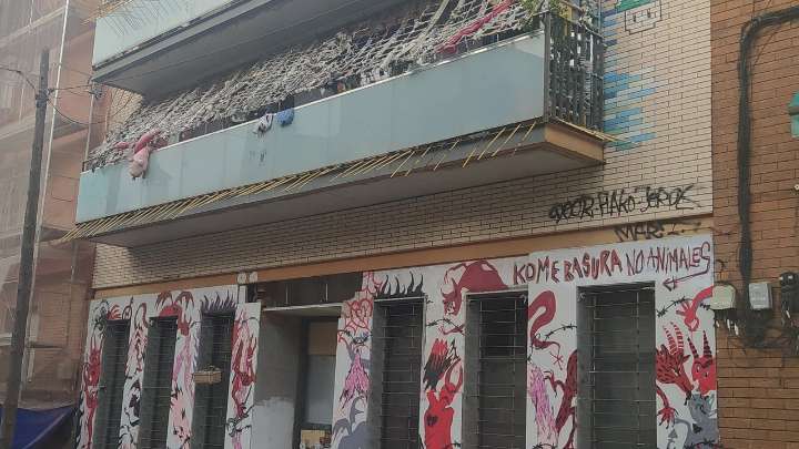 La impotencia de la Policía ante los okupas: “Somos una patrulla y son 25, se ríen de nosotros”