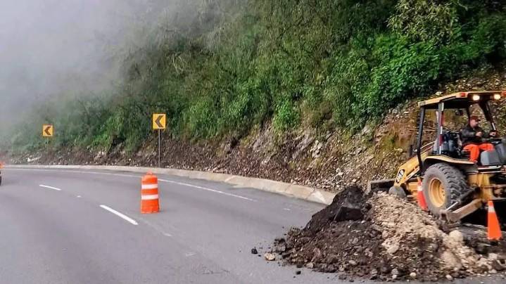 Deslave afecta vialidad de la autopista a Puebla-Veracruz en el kilómetro 230, tome precauciones