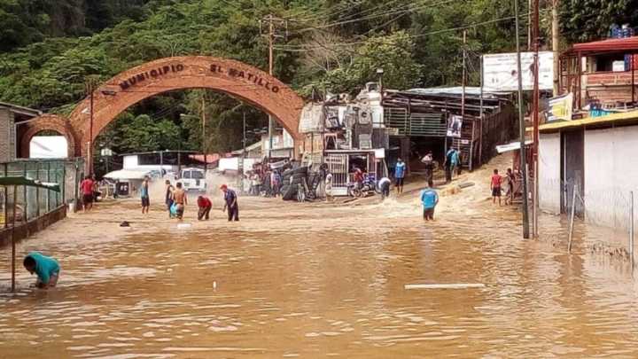 Rotura de tubería matriz en el sector La Toma en El Hatillo deja 162 desalojados y 16 lesionados