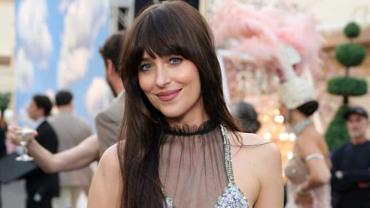Dakota Johnson apuesta por las uñas almendra minimalistas, el manicure refinado que debes probar a los 40