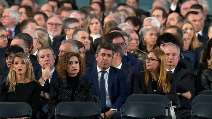 Familiares de las víctimas de la dana reciben a Mazón al grito de “asesino” en el funeral de Estado