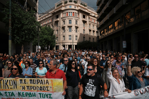 Thousands march in Athens against labor law changes, disrupt services nationwide