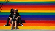 Abbott amenaza con retirar fondos a ciudades con pasos peatonales pintados con bandera LGTBI
