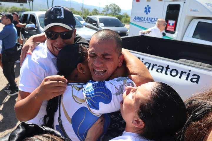FOTOS: Así fue la liberación de 17 colombianos presos en cárceles venezolanas