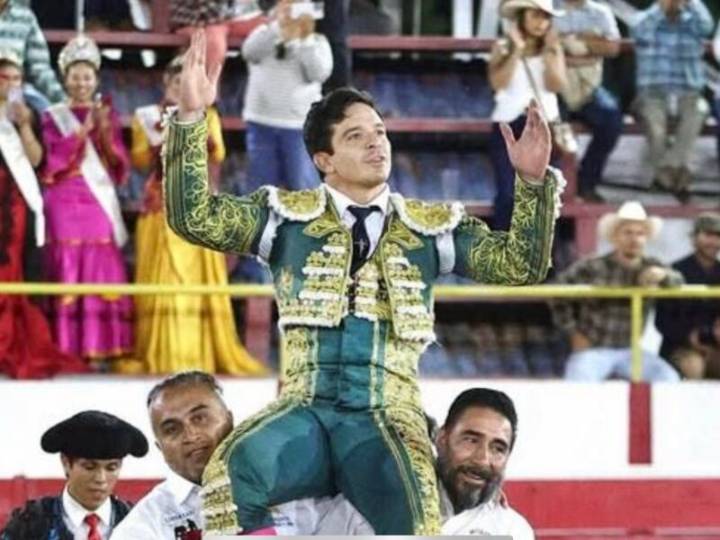 Sale a hombros El “Chihuahua” Tony García en Uriangato, Guanajuato