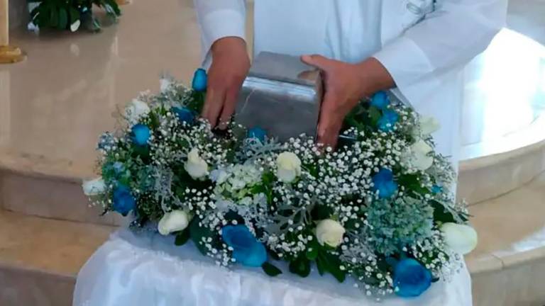 ¿Es legal esparcir las cenizas de un difunto en la naturaleza o tenerlas en casa? Te explicamos