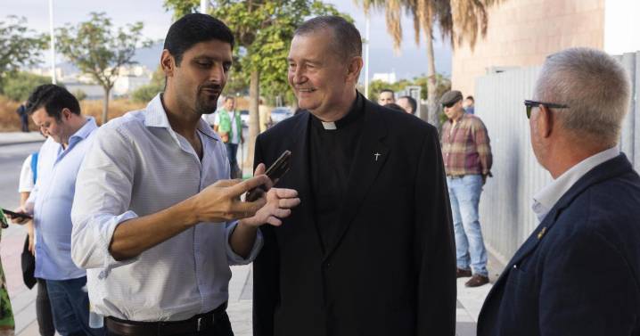 El padre Custodio Ballester confía en su absolución «si no se mete la política de por medio»