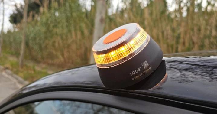 La DGT lo confirma: esta es la manera correcta de usar las novedosas balizas de luz V16 (y muchos lo hacen mal)