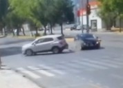 Saltillo: imprudente conductora provoca choque al pasarse la luz roja en pleno V. Carranza (VIDEO)