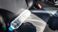 Advierten sobre el peligro de dejar botellas de agua en el auto bajo el sol
