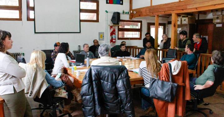 Taxistas y concejales debaten la ordenanza que regula el servicio en San Martín de los Andes