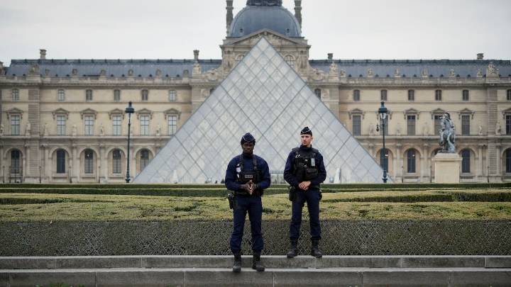 La Policía francesa detiene a otros cinco sospechosos del robo de joyas del Louvre