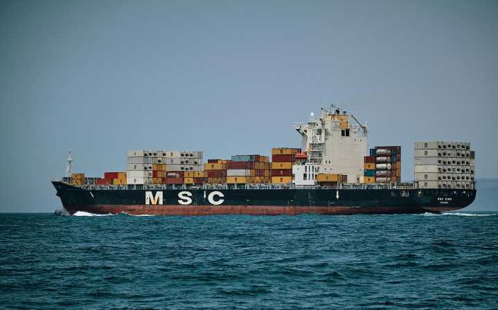 China y Estados Unidos intensifican su guerra comercial en alta mar: Imponen sanciones al transporte marítimo