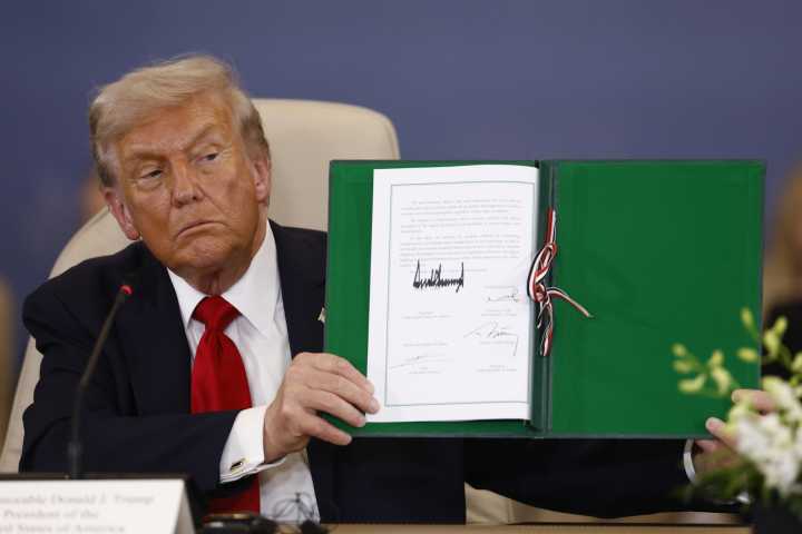 Donald Trump firma acuerdo sobre Gaza con líderes mundiales en Egipto