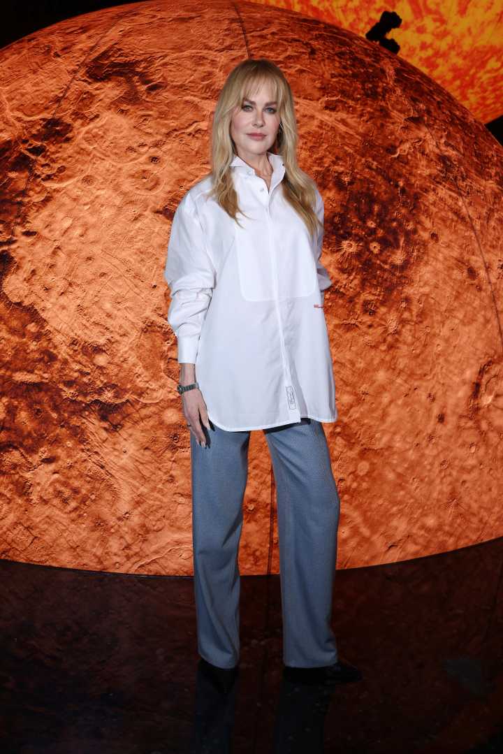 Nicole Kidman Debuts New Bangs With Daughters Amid Keith Urban Divorce