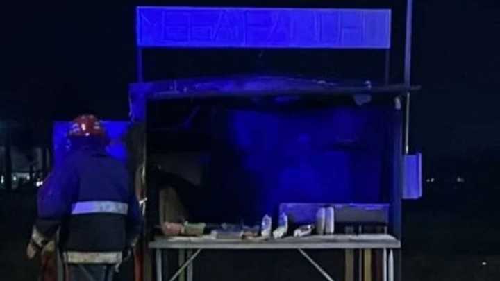 Incendio en un puesto de comidas: una empleada sufrió quemaduras