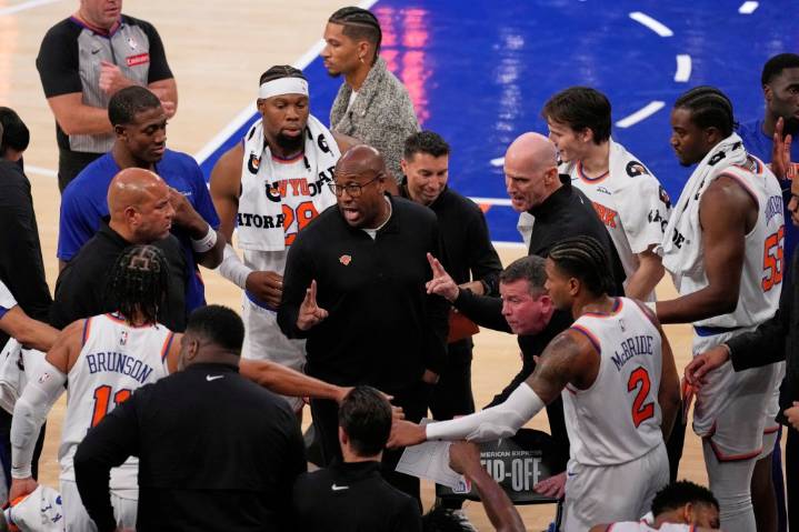 Mike Brown deploys 11-man rotation in Knicks' season