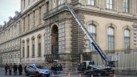 Thieves nab French crown jewels from Louvre