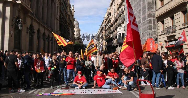 Cortes en carreteras para mejorar el convenio: el sector del metal de Barcelona se detiene