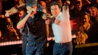Enrique Iglesias se le arrodilla al Checo Pérez en pleno concierto