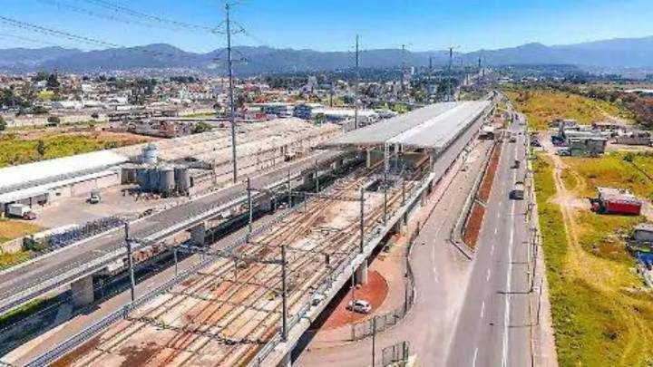 Construcción del jardín lineal del Tren Interurbano México