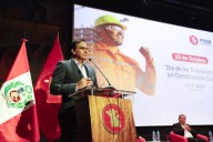 Ministro Fernández saluda a trabajadores de construcción civil