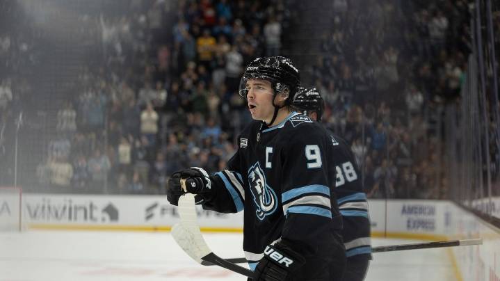 Guenther scores in third period as Mammoth beat Bruins 3