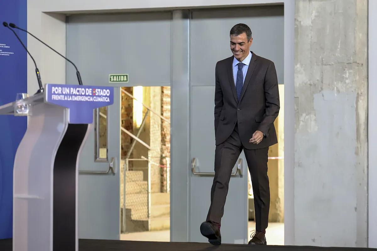 Sánchez intenta atajar las sospechas de financiación irregular en el PSOE reconociendo el cobro generalizado en efectivo antes de la declaración de Ábalos