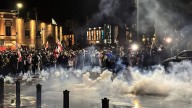 Manifestantes irrumpen en el patio de la residencia del presidente de Georgia 4 de octubre de 2025 | Internacional Se han registrado enfrentamientos entre manifestantes y las fuerzas del orden durante